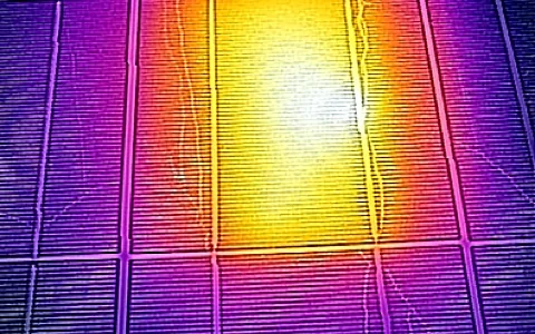Thermografie eines PV-Moduls: Hotspot wird im Wärmebild sichtbar